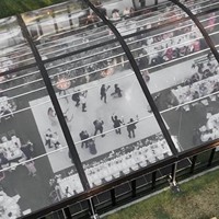 Tente de réception en aluminium noir avec toit en pignon, panneaux latéraux transparents en PVC, pour événements extérieurs, mariages, festivals, traiteurs