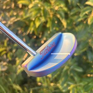 2025 Putter de golf de aniversario de media luna para diestros Unisex CNC cara fresada portátil con diseño de flor de cerezo Edición Limitada - Product Image 4