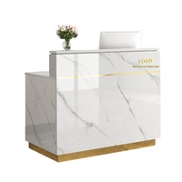 Comptoir de réception d'entreprise, magasin de vêtements, salon de beauté, centre de bien-être, comptoir de caisse, petite table de bar, style luxe léger