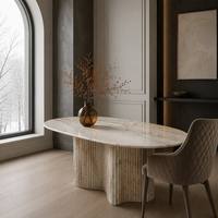 Table à manger ovale moderne en marbre naturel avec base en piédestal côtelé, utilisation haut de gamme pour hôtel, taille personnalisée