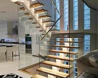 Escalier droit moderne de luxe en bois massif avec garde-corps en verre et éclairage LED pour villa et hôtel