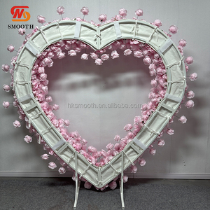 Arco de Flores de Rosas Blancas Artificiales de Seda de 8 pies de Altura con Base de Tela Suave para Propuesta de Matrimonio - Product Image 5