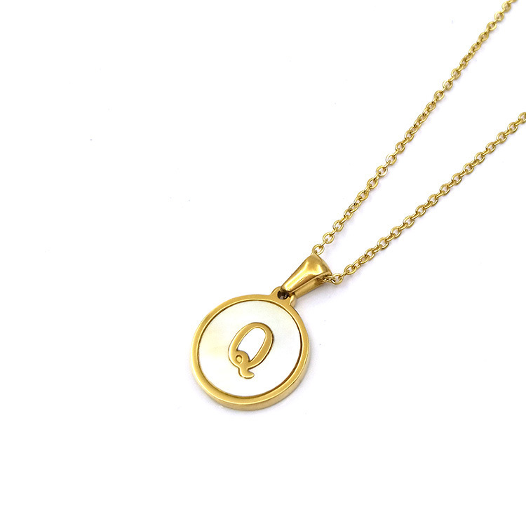 Cadena con dije de oro.