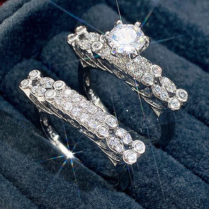 Anello di Fidanzamento DJ023 per Donna in Oro Bianco con Diamante Taglio Brillante Rotondo Colore G Naturale e Diamanti Laterali - Product Image 2