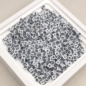Cuentas Acrílicas Cuadradas de 5x5 mm con Letras Inglesas de Vocales Individuales para Manualidades, Accesorios de Joyería y Materiales de Artesanía. - Product Image 4
