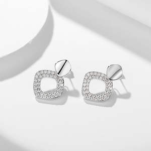 Boucles d'oreilles pendantes unisexes en moissanite, design luxueux, plaqué argent rhodié, vente en gros au kilogramme - Product Image 1