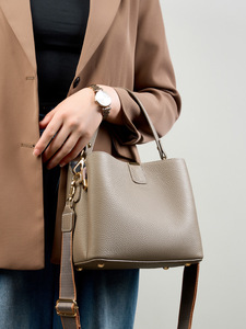 Sac seau en cuir de vachette véritable de qualité supérieure, sac à bandoulière multi-positions avec trois sangles, sac à main polyvalent pour femme - Product Image 1