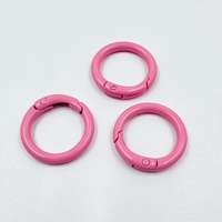 Vente en gros d'usine, porte-clés en alliage coloré avec anneau à ressort, clip circulaire ouvert, matériau en zinc, boucle à ressort pour bagages et sacs à main