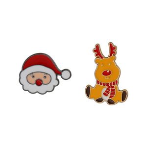 Badge découpé en métal argenté de Noël avec motif de sapin de Noël, bonhomme de neige, cloches, rennes et cannes en sucre - Épingle souvenir - Product Image 1