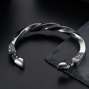 Pulsera abierta de acero de titanio con diseño de herradura de caballo de guerra estilo retro único para hombre, diseño único y dominante, Mbius - Product Image 4