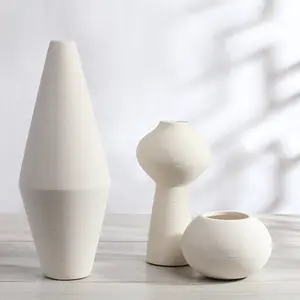 Белая обычная керамическая ваза для украшения дома
