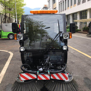Machine de nettoyage routier à quatre roues motrices avec brosses pour la vente - Product Image 1