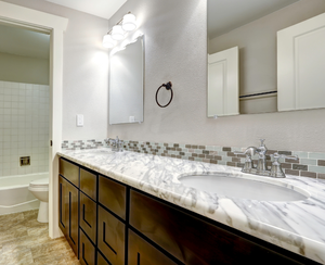 Meuble sous-vasque de luxe en bois massif avec miroir demi-lune et lavabo pour le rangement des tiroirs de la salle de bain de l'hôtel - Product Image 1