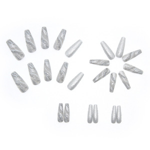Ongles à presser de luxe longs et brillants effet marbre gris et blanc, 24 pièces, avec colle - Product Image 6