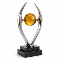 Trophée en verre et cristal avec fermoir, cornes foncées courbées autour d'une boule dorée, trophée sportif personnalisé pour les cadeaux de salon professionnel, les cadeaux de bienvenue