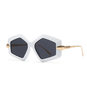 Lunettes de soleil UV400 de style européen et américain, montures carrées surdimensionnées tendance inspirées d'Instagram pour hommes et femmes, protection solaire <span class=keywords><strong>classe</strong></span> 2 - Product Image 2