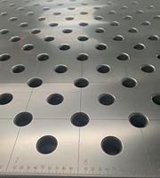 Table de soudage flexible de précision CNC - Plan de travail durable avec motif de trous de 28 mm pour la fabrication aérospatiale et industrielle