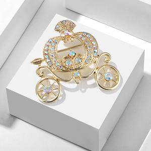 Broche en alliage écologique en forme de voiture citrouille, style conte de fées, avec strass colorés, baroque, vintage, pour femme - Product Image 1