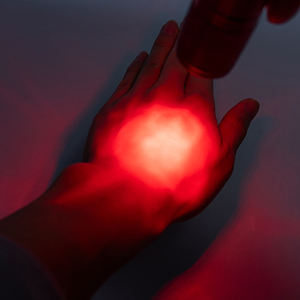 थोक पोर्टेबल एल्यूमीनियम बच्चों खिलौना मिनी टॉर्च लाइट कस्टम लोगो थोक छोटे लाल एलईडी फ्लैशलाइट - Product Image 6