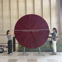Panneau de rideaux de fond de scène élégant et professionnel en métal et soie bordeaux de 3 mètres, en forme d'éventail, pour événements de mariage en intérieur