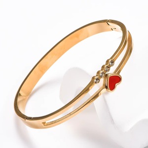 Bracelet manchette en acier inoxydable doré avec cœur émaillé rouge/blanc, double couche, bijou romantique pour femme - Product Image 2
