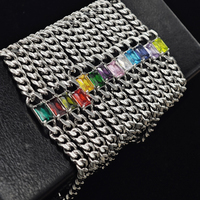 Bracelet tennis tendance pour femme Dina en acier inoxydable plaqué or 14 carats avec zircon carré serti en tourbillon et chaîne cubaine