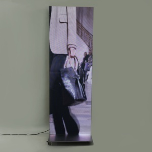 Écran publicitaire numérique commercial sur pied avec roues Easy Move, affichage LED miroir P1.8 P2 P2.5 - Product Image 3