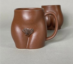 Big Boobs Mugs Taza de cerámica hecha a mano con vello púbico - Product Image 1