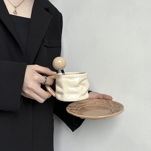 BloomSip Ensemble tasse à café et soucoupe en céramique sculpturale froissée, Mug artistique froissé couleur <span class=keywords><strong>crème</strong></span>, Vente en gros, Logo personnalisé, OEM ODM, Cadeau esthétique - Product Image 6