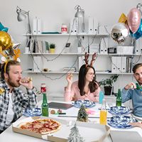 60 Assiettes en plastique robustes blanches et bleues de 10,25 po (dîner) et 7,5 po (dessert) pour fêtes, anniversaires et douches nuptiales