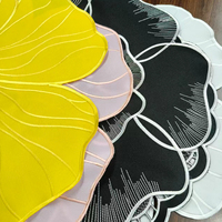 Sets de table en tissu brodé à motifs personnalisés et floraux, idéaux pour les mariages, les fêtes, Noël et toutes les célébrations.
