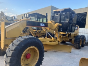 Motoniveladora CAT 140K Usada, Motor Original, Cabina Cerrada, con Ripper Trasero, Buen Estado de Funcionamiento, para Nivelación de Carreteras y Construcción - Product Image 1