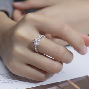 แหวนเพชรทรงกลมทองคำขาว 18K รุ่น MSR-1404 จาก Messi Jewelry สำหรับผู้หญิง - Product Image 5