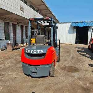 Chariot élévateur diesel Toyota 8F d'occasion - Bon état - 4300 kg - Mât à deux étages - Pneus pleins - 0-1000 heures - Certifié - Product Image 4