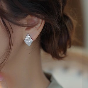 Orecchini a forma di diamante per donna, gioielli geometrici scintillanti con pavé completo - Product Image 5