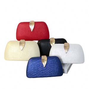 Pochettes sculptées à la main style vintage en laiton et métal argenté pour femme - Product Image 2