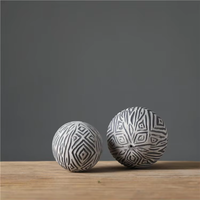 Plateau en résine sculpté fait main avec boule décorative, surface gris foncé gaufrée, design créatif, cadeaux et artisanat en résine