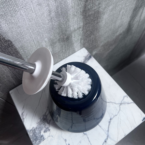 Brosse de toilette avec support en céramique bleu nuit et manche en laiton chromé, design rond élégant pour salles de bain modernes et stylées - Product Image 5