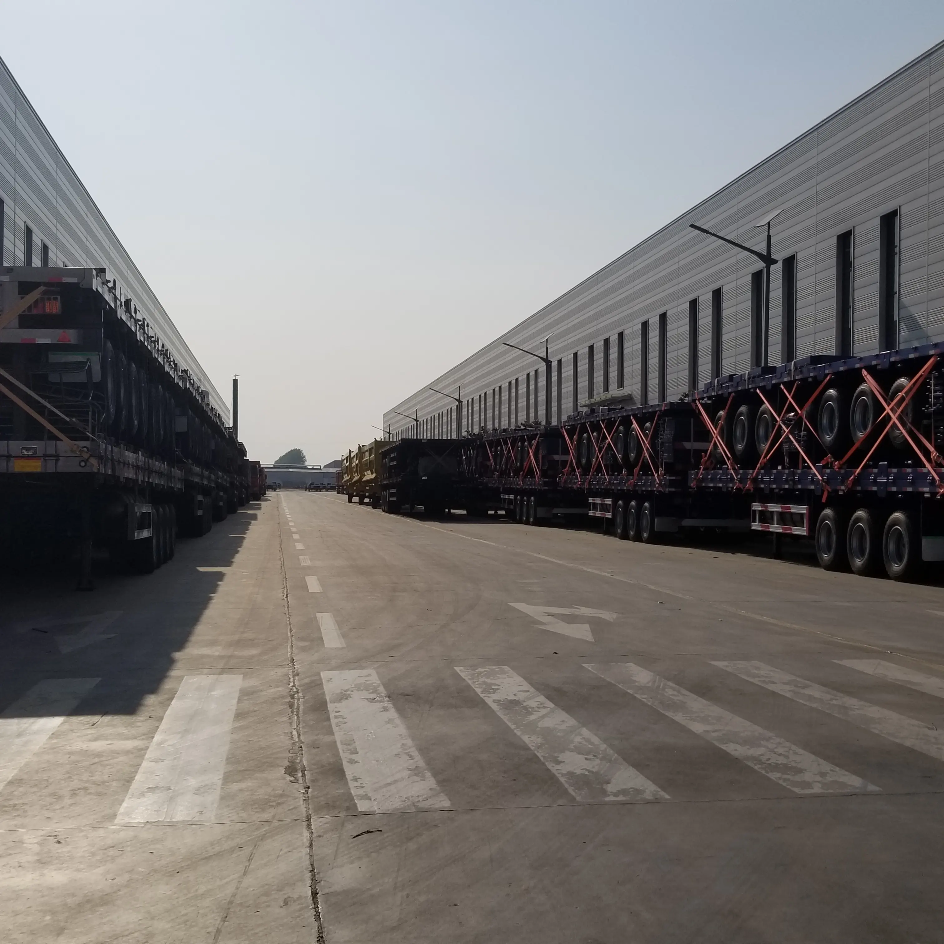 Pabrik JUTONG 2024 ekspor 3 as roda 20 kaki 40 kaki transportasi kontainer 60-100ton tempat tidur datar truk Semi Trailer