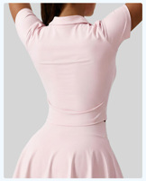 T-shirt de sport pour femme à col en V, séchage rapide, manches courtes, coupe ajustée, avec coutures discrètes, idéal pour le yoga et l'athlétisme