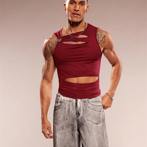 Top corto para hombre con hombros asimétricos y aberturas, chaleco sin mangas negro, ajustado, estilo urbano, para fiestas y discotecas - Product Image 1