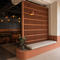 Paravent de séparation de pièce en bois à lattes géométriques modernes sur mesure, du sol au plafond, panneau décoratif pour hôtel, restaurant
