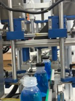 Machine de bouchage de bouteilles multi-formes - Bouteilleuse de table robuste pour ligne de production