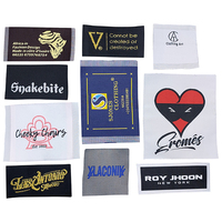 Étiquettes en tissu durable 3D conçues sur mesure Étiquettes de taille en rouleau tissées durables Logo Lavable Taille pliée de textile de marque personnalisée