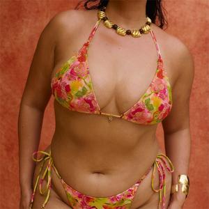 Set Bikini Triangolo con Stampa Floreale e Ricami, <span class=keywords><strong>Doppio</strong></span> Laccio al Collo, Laccetti Laterali, Perizoma, Abbigliamento da Spiaggia Donna - Prodotto all'Ingrosso Più Venduto - Product Image 3