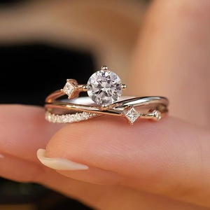Bague en argent sterling S925 avec diamant Star River à quatre griffes et moissanite VVS de 1,0 ct, bague de mariage élégante et luxueuse - Product Image 3