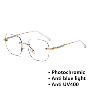 Lunettes de vue photochromiques et anti-lumière bleue pour femmes, monture carrée ou ronde sans cerclage, en métal doré, argenté et strass, avec verres photogris - Product Image 2