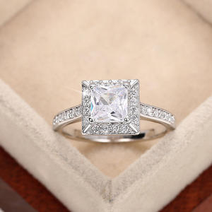 Anillo de Compromiso Q859 con Diamante Corte Princesa Plateado, Estilo Clásico para Mujer, con Diamantes Cultivados en Laboratorio en las Laterales - Product Image 6