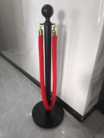 Poteau de guidage de foule en acier noir avec corde en velours rouge pour hôtels et expositions
