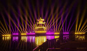 ไฟหัวขยับกันน้ำแบบ LED พร้อม RGBW มาตรฐาน IP65 สำหรับสวนสาธารณะและงานเทศกาล แสงไฟตกแต่งคริสต์มาส - Product Image 1